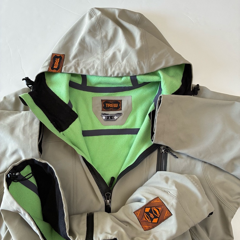 003 - TREW GEAR SWIFT OUTDOORS HIKING SNOWBOARDS SKI JACKET